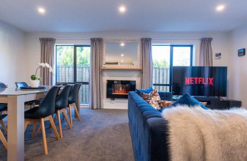 Arthur's Point House | Villa Lusso - unwind in luxury and relax in the hot tub