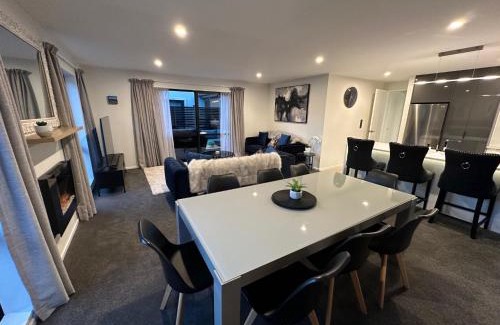 Arthur's Point House | Villa Lusso - unwind in luxury and relax in the hot tub
