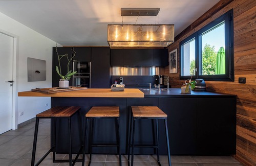 Saint-Jorioz Villa | Villa 'Maison Neuve Proche Lac D'Annecy' with Mountain View, Private Terrace and Wi-Fi