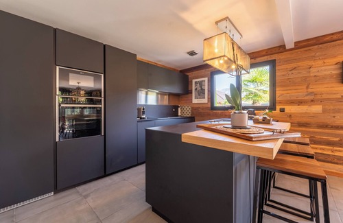 Saint-Jorioz Villa | Villa 'Maison Neuve Proche Lac D'Annecy' with Mountain View, Private Terrace and Wi-Fi