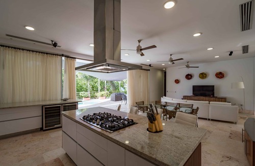 Bisento Villa | Villa Manila with private pool and whirlpool on resort Cas abao