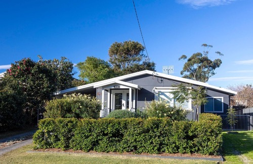 Narrawallee House | Villa Marie - This stunning, coastal, leafy home is guaranteed to impress!