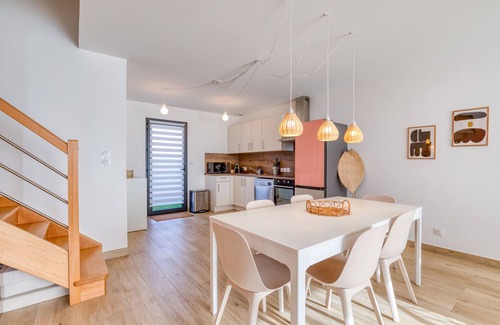 Meze Villa | Villa ‘Mézoise’ with Private Terrace, Wi-Fi, and Air Conditioning