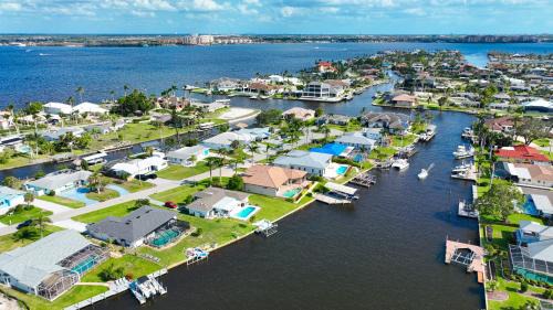 Yacht Club Villa | VILLA MIKADO - 3 BEDS - 3 BATHS - 6 GUESTS - GULF ACCESS & POOL/SPA - BOAT
