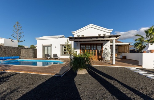 Montana Roja Villa | Villa "Mo Luxury Heated Pool" with Mountain View, Private Pool & Wi-Fi