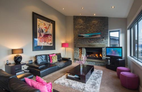 Queenstown City Centre Apartment | Villa Moana- Gas Fire- BBQ- Free Parking