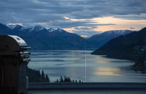 Queenstown City Centre Apartment | Villa Moana- Gas Fire- BBQ- Free Parking