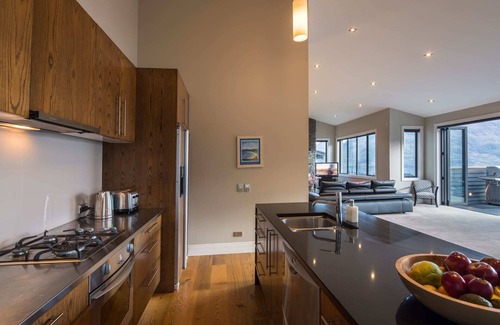 Queenstown City Centre Apartment | Villa Moana, Lake Views, Gas Fire, BBQ, Free Parking