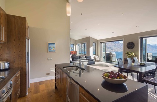 Queenstown City Centre Apartment | Villa Moana, Lake Views, Gas Fire, BBQ, Free Parking