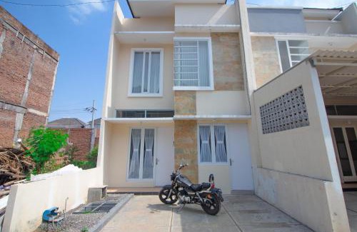 Oro Oro Ombo Villa | Villa Mulyo E4 by Sans Villa