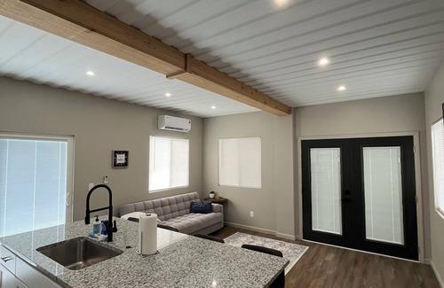 Lindsborg House | Villa Mysa-A Cozy Container Stay!
