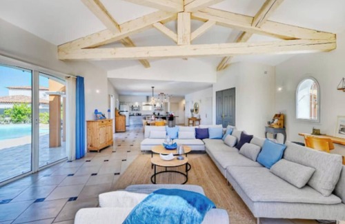 Sanary-sur-Mer Apartment | Villa Oasis – A Luxurious Getaway with Pool & Panoramic Sea Views
