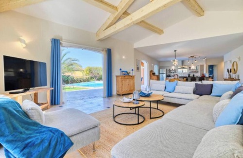 Sanary-sur-Mer Apartment | Villa Oasis – A Luxurious Getaway with Pool & Panoramic Sea Views