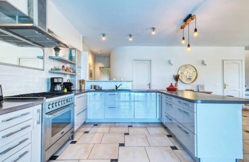 Sanary-sur-Mer Apartment | Villa Oasis – A Luxurious Getaway with Pool & Panoramic Sea Views