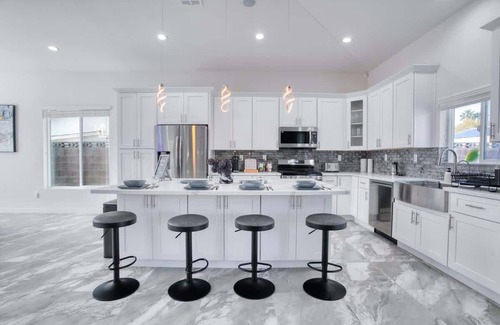 Paradise House | Villa Oasis CLOSE 2 STRIP! Private Hot tub & Heated Pool