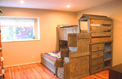 Altadena House | Villa of 100 Games (4B/3B) with Heated Pool & Spa