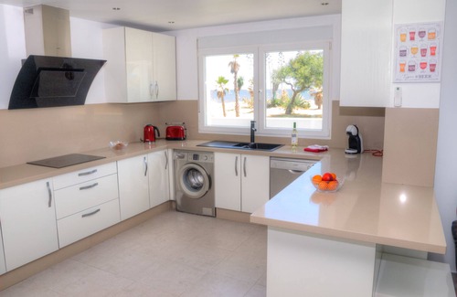 New Golden Mile Villa | VILLA ON THE BEACH Immaculate Sleeps 6 Private heated pool, walk everywhere,