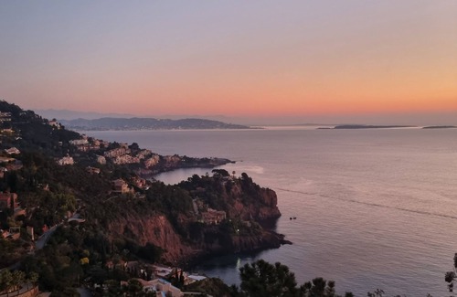Theoule-Superieur House | Villa overlooking bay of Cannes and the Lerins Islands