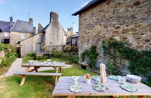 Villedieu-les-Poeles Cottage | Villa Paradis 14 people : waterfront garden