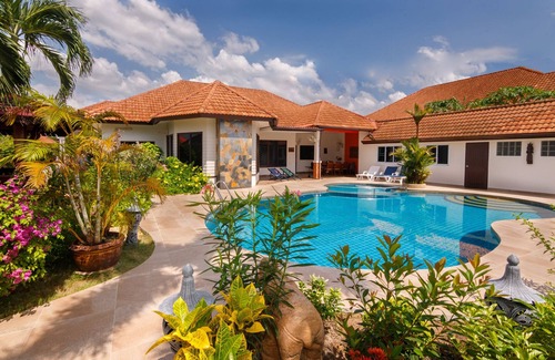 Nong Prue Villa | Villa Pattaya Hill minutes from the Beach and City Pattaya