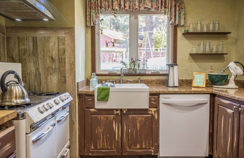 Pine Mountain Club House | Villa Pine Mountain- country cottage get away (green) Central AC
