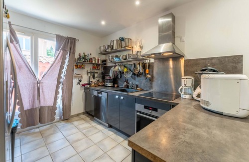 Apt Villa | Villa 'Plein Coeur Du Luberon' with Private Pool, Private Terrace and Wi-Fi