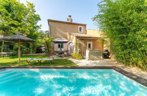 Apt Villa | Villa 'Plein Coeur Du Luberon' with Private Pool, Private Terrace and Wi-Fi