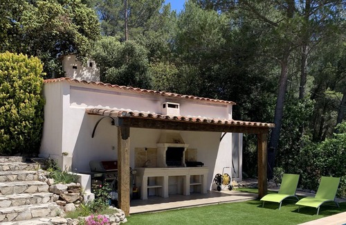 Peypin Villa | Villa private swimming pool aquabike electric bicycles table football ping pong