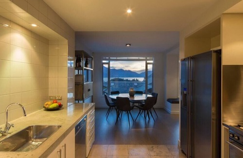 Queenstown City Centre Villa | Villa Ranui Hot Tub Free Parking Lake Views