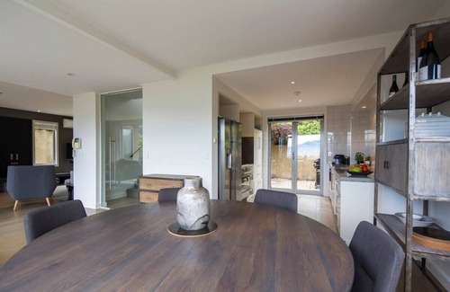 Queenstown City Centre Villa | Villa Ranui Hot Tub Free Parking Lake Views