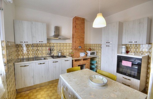 Santa Maria di Castellabate House | Villa Renata: A welcoming apartment that covers the entire top floor of a villa located on a hillside, facing the sea, with Free WI-FI.