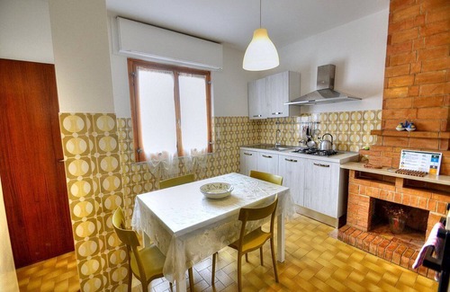 Santa Maria di Castellabate House | Villa Renata: A welcoming apartment that covers the entire top floor of a villa located on a hillside, facing the sea, with Free WI-FI.