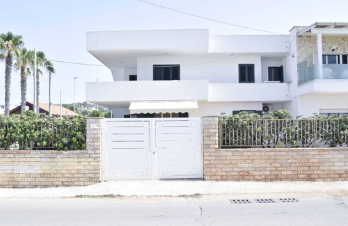 Torre Vado Villa | Villa 'Residence L'ebbrezza Del Mare' with Sea View, Wi-Fi and Air Conditioning