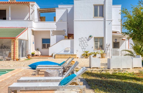 Capilungo Villa | Villa 'Rilù - Suite' with Shared Pool, Wi-Fi and Air Conditioning