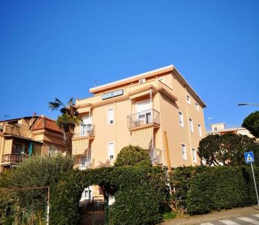 Loano Bed & Breakfast | Villa rosa