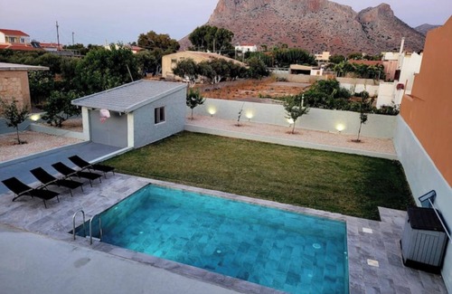Stavros Villa | Villa Sakrakis 180 meters from the beach, Sea and mountain view with pool.