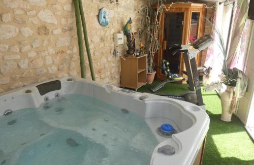 Sabran Villa | VILLA SANLOREN Piscine et Jacuzzi