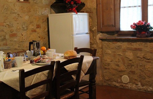 Colle di Val d'Elsa House | Villa Saveria C: A graceful two-story apartment in the characteristic style of the Tuscan countryside.
