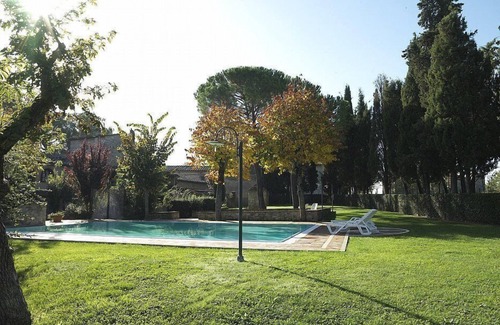 Colle di Val d'Elsa House | Villa Saveria O: A graceful apartment surrounded by the greenery.