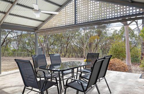 Lyndoch House | Villa Scalzi - 4-Bed Getaway with Free Wine