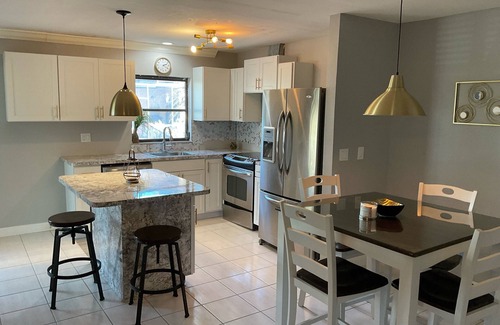 Iona House | Villa Siesta Pines Townhome 5 minutes to Sanibel Causeway and Fort Myers Beach.