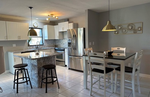 Iona House | Villa Siesta Pines Townhome 5 minutes to Sanibel Causeway and Fort Myers Beach.