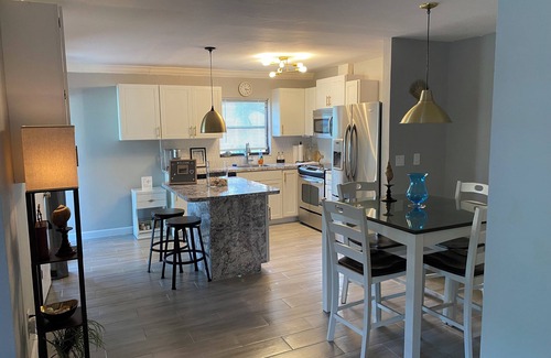 Iona House | Villa Siesta Pines Townhome 5 minutes to Sanibel Causeway and Fort Myers Beach.