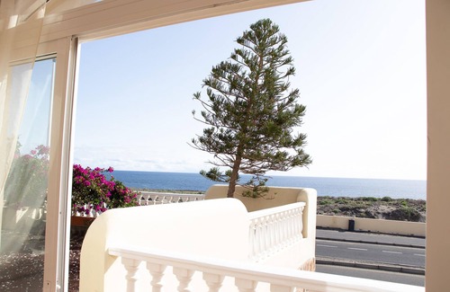 Arenas del Mar Villa | Villa - Sleeps 4 - Jacuzzi - Garden - Pet friendly