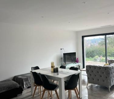 Manosque House | Villa tout confort en Provence avec Piscine, ainsi qu'un parking privé