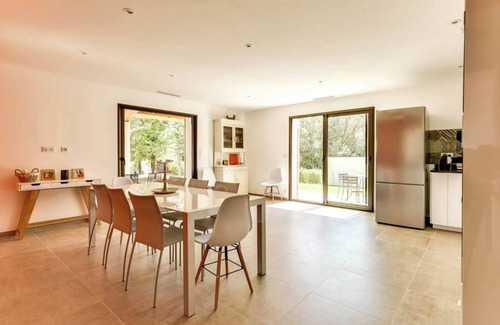 Lourmarin House | “Villa Tranquilla: Charming Retreat with Swimming Pool in Lourmarin”