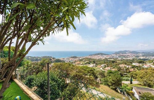 Lloret de Mar Villa | Villa 'Tresa' with Sea View, Private Pool and Wi-Fi