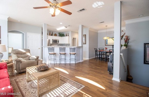 Gulfport Condo | Villa Vacation on the Gulf. Spacious and private 2 bed/2 ba steps from the beach