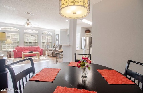 Gulfport Condo | Villa Vacation on the Gulf. Spacious and private 2 bed/2 ba steps from the beach