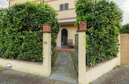 Cinquale Villa | Villa vicino al mare con giardino e parcheggio
